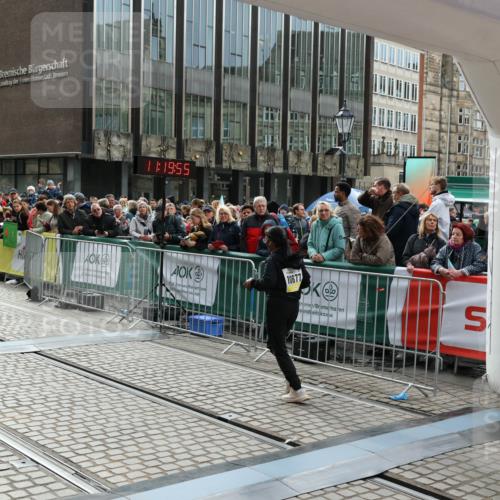 05.10.2025 - 20. swb-Marathon Bremen Yannick Fuchs http://msf.ph/oto/9260393 05.10.2025 11:19:55 Ziel 10677 meine-sportfotos.de