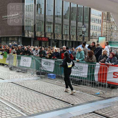 05.10.2025 - 20. swb-Marathon Bremen Yannick Fuchs http://msf.ph/oto/9260404 05.10.2025 11:19:55 Ziel 10677 meine-sportfotos.de