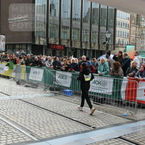 05.10.2025 - 20. swb-Marathon Bremen Yannick Fuchs http://msf.ph/oto/9260414 05.10.2025 11:19:55 Ziel 10677 meine-sportfotos.de