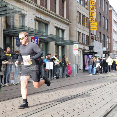 05.10.2025 - 20. swb-Marathon Bremen Strokosch-Dieckow http://msf.ph/oto/9260420 05.10.2025 11:00:33 Ziel 9208, 9272, 9305, 9327, 9389, 9600, 9827, 9858, 9954, 10182, 10228, 10258, 10359, 10571, 10630, 10690, 10872, 10901, 11034, 11053, 11155, 9208, 9272, 9305, 9327, 9389, 9600, 9827, 9858, 9954, 10182, 10228, 10258, 10359, 10571, 10630, 10690, 10872, 10901, 11034, 11053, 11155 meine-sportfotos.de