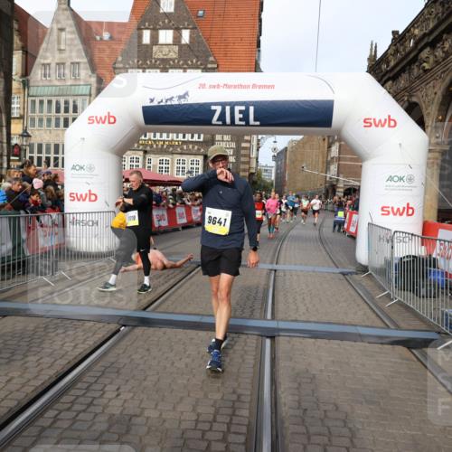 05.10.2025 - 20. swb-Marathon Bremen Yannick Fuchs http://msf.ph/oto/9260423 05.10.2025 10:48:27 Ziel 9223, 9293, 9404, 9641, 9704, 9706, 9810, 10931, 10953, 11119, 11292, 11561, 11637 meine-sportfotos.de