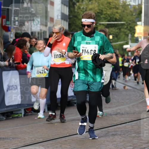 05.10.2025 - 20. swb-Marathon Bremen Strokosch-Dieckow http://msf.ph/oto/9260449 05.10.2025 11:05:57 Ziel 9355, 9931, 10081, 10095, 10587, 10597, 11134, 11425, 11468, 11525 meine-sportfotos.de