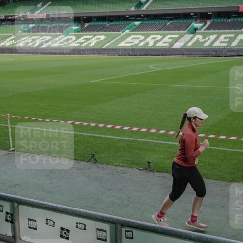 05.10.2025 - 20. swb-Marathon Bremen Michael Burmester http://msf.ph/oto/9260457 05.10.2025 10:51:09 Laufen im Stadion 9338, 9840, 9941, 10096 meine-sportfotos.de