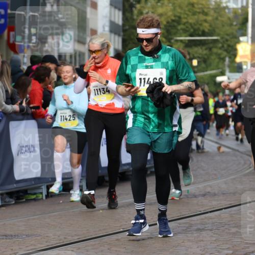 05.10.2025 - 20. swb-Marathon Bremen Strokosch-Dieckow http://msf.ph/oto/9260466 05.10.2025 11:05:57 Ziel 9355, 9931, 10081, 10095, 10587, 10597, 11134, 11425, 11468, 11525 meine-sportfotos.de