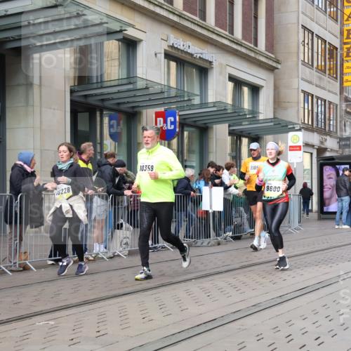 05.10.2025 - 20. swb-Marathon Bremen Strokosch-Dieckow http://msf.ph/oto/9260469 05.10.2025 11:00:40 Ziel 9182, 9208, 9305, 9443, 9600, 9880, 9954, 10182, 10228, 10258, 10359, 10477, 10571, 10630, 10690, 10914, 11053, 11155, 11337, 11338, 11524, 11719, 9182, 9208, 9305, 9443, 9600, 9880, 9954, 10182, 10228, 10258, 10359, 10477, 10571, 10630, 10690, 10914, 11053, 11155, 11337, 11338, 11524, 11719 meine-sportfotos.de