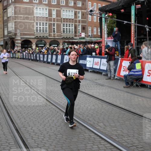 05.10.2025 - 20. swb-Marathon Bremen Yannick Fuchs http://msf.ph/oto/9260471 05.10.2025 11:20:17 Ziel 9323, 9408 meine-sportfotos.de