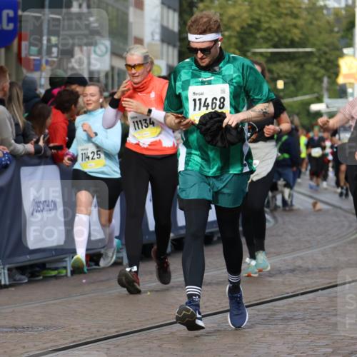 05.10.2025 - 20. swb-Marathon Bremen Strokosch-Dieckow http://msf.ph/oto/9260490 05.10.2025 11:05:57 Ziel 9355, 9931, 10081, 10095, 10587, 10597, 11134, 11425, 11468, 11525 meine-sportfotos.de