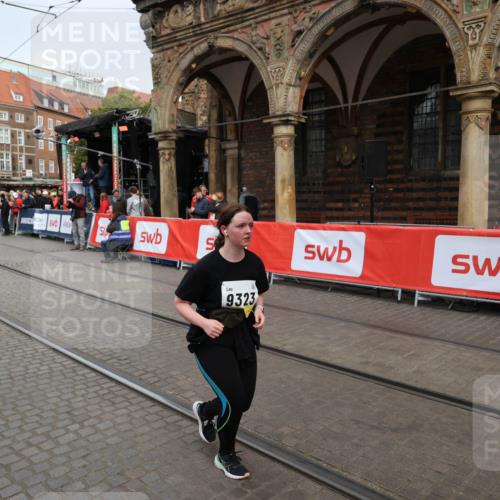 05.10.2025 - 20. swb-Marathon Bremen Yannick Fuchs http://msf.ph/oto/9260497 05.10.2025 11:20:19 Ziel 9323, 9408 meine-sportfotos.de