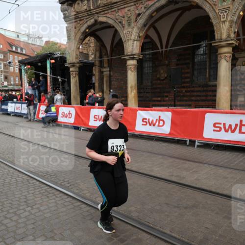 05.10.2025 - 20. swb-Marathon Bremen Yannick Fuchs http://msf.ph/oto/9260506 05.10.2025 11:20:19 Ziel 9323, 9408 meine-sportfotos.de