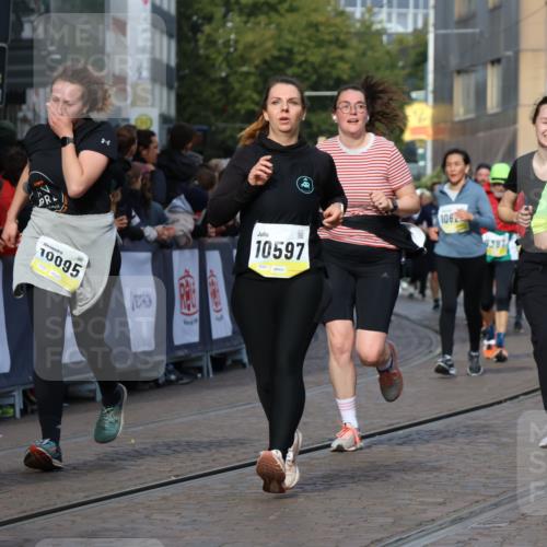 05.10.2025 - 20. swb-Marathon Bremen Strokosch-Dieckow http://msf.ph/oto/9260510 05.10.2025 11:05:59 Ziel 9355, 9931, 10081, 10095, 10100, 10101, 10587, 10597, 11134, 11425, 11468, 11525 meine-sportfotos.de