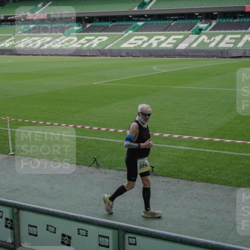 05.10.2025 - 20. swb-Marathon Bremen Michael Burmester http://msf.ph/oto/9260516 05.10.2025 10:51:38 Laufen im Stadion 9338, 9763, 9840, 11313, 11314, 11697, 11698, 9941 meine-sportfotos.de