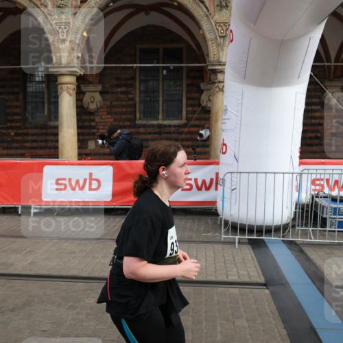 05.10.2025 - 20. swb-Marathon Bremen Yannick Fuchs http://msf.ph/oto/9260523 05.10.2025 11:20:20 Ziel 9323, 9408 meine-sportfotos.de