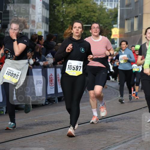 05.10.2025 - 20. swb-Marathon Bremen Strokosch-Dieckow http://msf.ph/oto/9260532 05.10.2025 11:05:59 Ziel 9355, 9931, 10081, 10095, 10100, 10101, 10587, 10597, 11134, 11425, 11468, 11525 meine-sportfotos.de