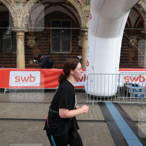 05.10.2025 - 20. swb-Marathon Bremen Yannick Fuchs http://msf.ph/oto/9260535 05.10.2025 11:20:20 Ziel 9323, 9408 meine-sportfotos.de