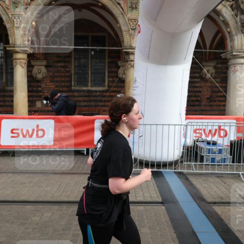 05.10.2025 - 20. swb-Marathon Bremen Yannick Fuchs http://msf.ph/oto/9260537 05.10.2025 11:20:20 Ziel 9323, 9408 meine-sportfotos.de