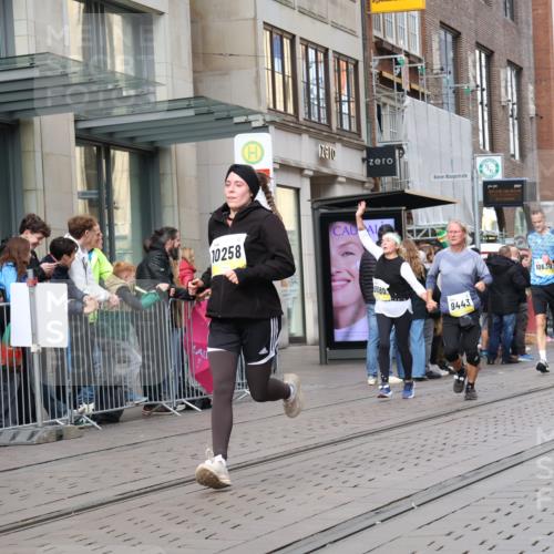 05.10.2025 - 20. swb-Marathon Bremen Strokosch-Dieckow http://msf.ph/oto/9260543 05.10.2025 11:00:43 Ziel 9182, 9208, 9305, 9443, 9600, 9613, 9880, 9954, 10228, 10258, 10359, 10477, 10544, 10630, 10762, 10914, 11053, 11155, 11337, 11338, 11524, 11597, 11719, 9182, 9208, 9305, 9443, 9600, 9613, 9880, 9954, 10228, 10258, 10359, 10477, 10544, 10630, 10762, 10914, 11053, 11155, 11337, 11338, 11524, 11597, 11719 meine-sportfotos.de