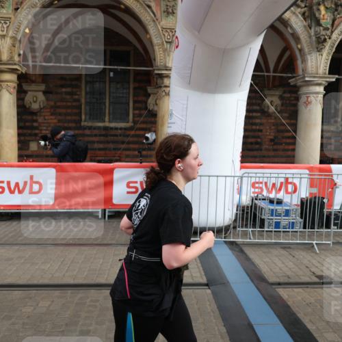 05.10.2025 - 20. swb-Marathon Bremen Yannick Fuchs http://msf.ph/oto/9260545 05.10.2025 11:20:20 Ziel 9323, 9408 meine-sportfotos.de