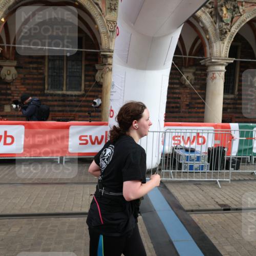 05.10.2025 - 20. swb-Marathon Bremen Yannick Fuchs http://msf.ph/oto/9260550 05.10.2025 11:20:20 Ziel 9323, 9408 meine-sportfotos.de