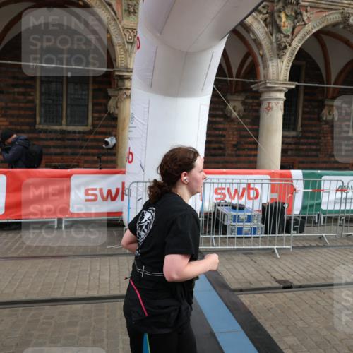 05.10.2025 - 20. swb-Marathon Bremen Yannick Fuchs http://msf.ph/oto/9260557 05.10.2025 11:20:20 Ziel 9323, 9408 meine-sportfotos.de