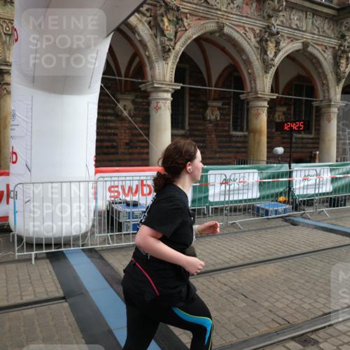 05.10.2025 - 20. swb-Marathon Bremen Yannick Fuchs http://msf.ph/oto/9260564 05.10.2025 11:20:20 Ziel 9323, 9408 meine-sportfotos.de