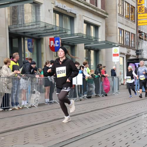 05.10.2025 - 20. swb-Marathon Bremen Strokosch-Dieckow http://msf.ph/oto/9260566 05.10.2025 11:00:44 Ziel 9182, 9208, 9305, 9443, 9600, 9613, 9880, 9954, 10228, 10258, 10359, 10477, 10544, 10630, 10762, 10914, 11053, 11155, 11337, 11338, 11524, 11597, 11680, 11719, 9182, 9208, 9305, 9443, 9600, 9613, 9880, 9954, 10228, 10258, 10359, 10477, 10544, 10630, 10762, 10914, 11053, 11155, 11337, 11338, 11524, 11597, 11680, 11719 meine-sportfotos.de