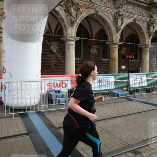 05.10.2025 - 20. swb-Marathon Bremen Yannick Fuchs http://msf.ph/oto/9260575 05.10.2025 11:20:20 Ziel 9323, 9408 meine-sportfotos.de