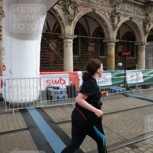 05.10.2025 - 20. swb-Marathon Bremen Yannick Fuchs http://msf.ph/oto/9260582 05.10.2025 11:20:21 Ziel 9323, 9408 meine-sportfotos.de