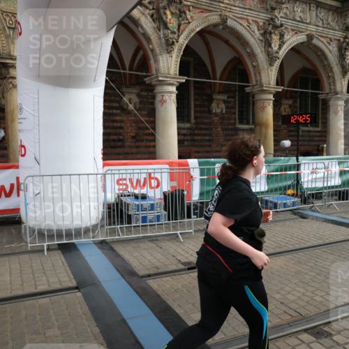 05.10.2025 - 20. swb-Marathon Bremen Yannick Fuchs http://msf.ph/oto/9260595 05.10.2025 11:20:21 Ziel 9323, 9408 meine-sportfotos.de