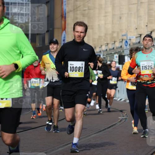05.10.2025 - 20. swb-Marathon Bremen Strokosch-Dieckow http://msf.ph/oto/9260607 05.10.2025 11:06:02 Ziel 9355, 9438, 9786, 9931, 10081, 10095, 10100, 10101, 10462, 10587, 10597, 10623, 11134, 11231, 11425, 11468, 11525 meine-sportfotos.de