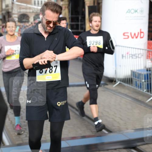05.10.2025 - 20. swb-Marathon Bremen Yannick Fuchs http://msf.ph/oto/9260625 05.10.2025 10:48:35 Ziel 8787, 9223, 9298, 9404, 9437, 9665, 9704, 9810, 9958, 10109, 10131, 10177, 10211, 10685, 11005, 11357, 11505 meine-sportfotos.de