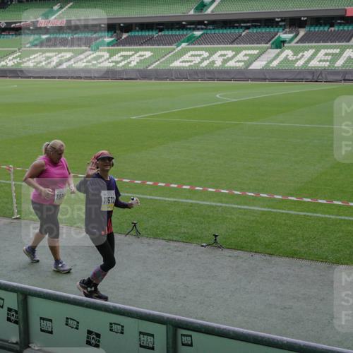 05.10.2025 - 20. swb-Marathon Bremen Michael Burmester http://msf.ph/oto/9260627 05.10.2025 10:52:32 Laufen im Stadion 9559, 10027, 10144, 10300, 10774, 10935, 11572, 11697, 11698, 9763, 11313, 11314 meine-sportfotos.de