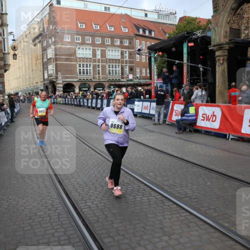 05.10.2025 - 20. swb-Marathon Bremen Yannick Fuchs http://msf.ph/oto/9260639 05.10.2025 11:20:23 Ziel 9323, 9688 meine-sportfotos.de