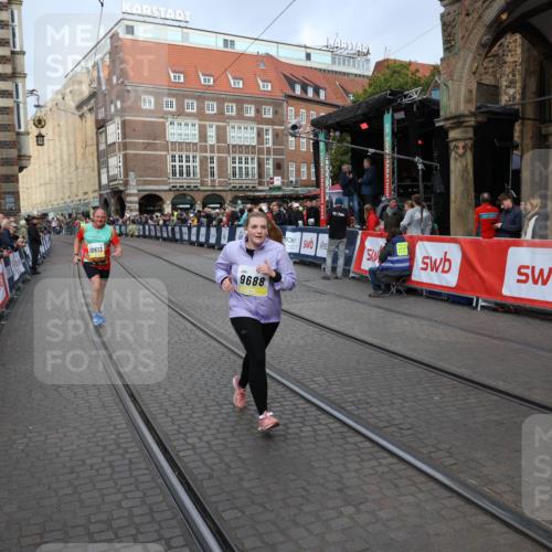 05.10.2025 - 20. swb-Marathon Bremen Yannick Fuchs http://msf.ph/oto/9260644 05.10.2025 11:20:23 Ziel 9323, 9688 meine-sportfotos.de