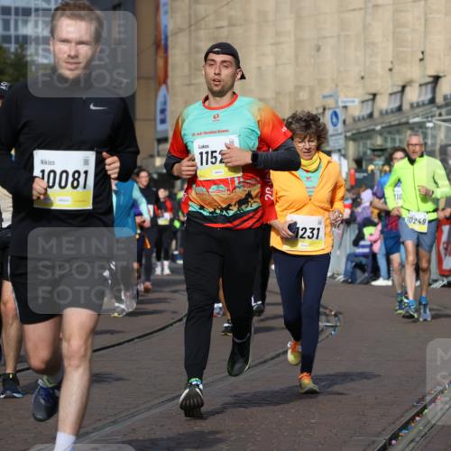 05.10.2025 - 20. swb-Marathon Bremen Strokosch-Dieckow http://msf.ph/oto/9260649 05.10.2025 11:06:03 Ziel 9355, 9438, 9786, 9931, 10081, 10095, 10100, 10101, 10192, 10462, 10587, 10597, 10623, 11134, 11231, 11425, 11468, 11525 meine-sportfotos.de