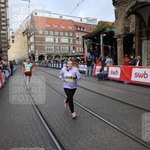 05.10.2025 - 20. swb-Marathon Bremen Yannick Fuchs http://msf.ph/oto/9260650 05.10.2025 11:20:23 Ziel 9323, 9688 meine-sportfotos.de