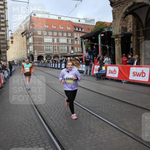 05.10.2025 - 20. swb-Marathon Bremen Yannick Fuchs http://msf.ph/oto/9260658 05.10.2025 11:20:23 Ziel 9323, 9688 meine-sportfotos.de