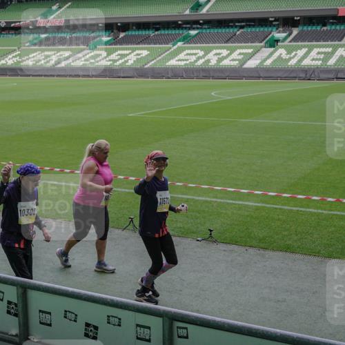 05.10.2025 - 20. swb-Marathon Bremen Michael Burmester http://msf.ph/oto/9260660 05.10.2025 10:52:32 Laufen im Stadion 9559, 10027, 10144, 10300, 10774, 10935, 11572, 11697, 11698, 9763, 11313, 11314 meine-sportfotos.de