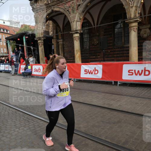 05.10.2025 - 20. swb-Marathon Bremen Yannick Fuchs http://msf.ph/oto/9260664 05.10.2025 11:20:24 Ziel 9323, 9688, 10613 meine-sportfotos.de