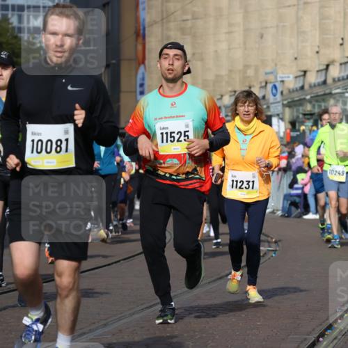 05.10.2025 - 20. swb-Marathon Bremen Strokosch-Dieckow http://msf.ph/oto/9260680 05.10.2025 11:06:03 Ziel 9355, 9438, 9786, 9931, 10081, 10095, 10100, 10101, 10192, 10462, 10587, 10597, 10623, 11134, 11231, 11425, 11468, 11525 meine-sportfotos.de