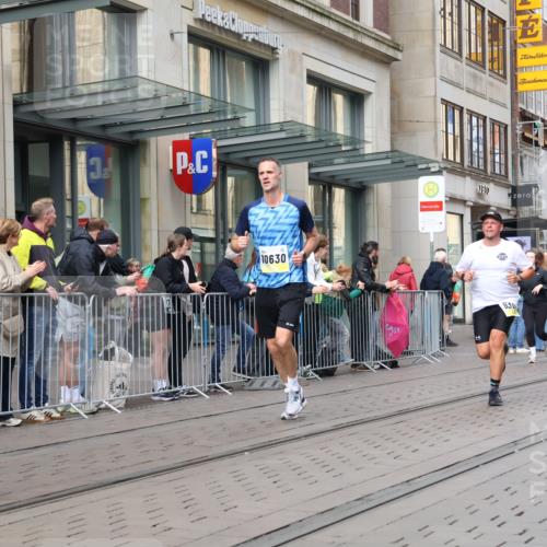 05.10.2025 - 20. swb-Marathon Bremen Strokosch-Dieckow http://msf.ph/oto/9260685 05.10.2025 11:00:48 Ziel 9182, 9208, 9305, 9443, 9600, 9613, 9880, 9925, 9954, 10228, 10258, 10359, 10477, 10544, 10630, 10762, 10914, 11053, 11337, 11338, 11524, 11597, 11680, 11688, 11719, 9182, 9208, 9305, 9443, 9600, 9613, 9880, 9925, 9954, 10228, 10258, 10359, 10477, 10544, 10630, 10762, 10914, 11053, 11337, 11338, 11524, 11597, 11680, 11688, 11719 meine-sportfotos.de
