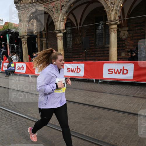 05.10.2025 - 20. swb-Marathon Bremen Yannick Fuchs http://msf.ph/oto/9260687 05.10.2025 11:20:24 Ziel 9323, 9688, 10613 meine-sportfotos.de