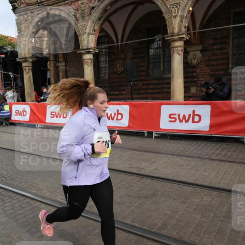 05.10.2025 - 20. swb-Marathon Bremen Yannick Fuchs http://msf.ph/oto/9260693 05.10.2025 11:20:24 Ziel 9323, 9688, 10613 meine-sportfotos.de