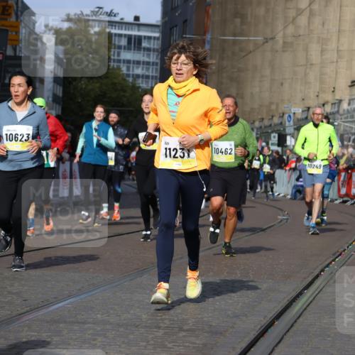 05.10.2025 - 20. swb-Marathon Bremen Strokosch-Dieckow http://msf.ph/oto/9260705 05.10.2025 11:06:07 Ziel 9387, 9438, 9786, 10081, 10100, 10101, 10192, 10249, 10462, 10623, 10848, 11231, 11296, 11433, 11525 meine-sportfotos.de