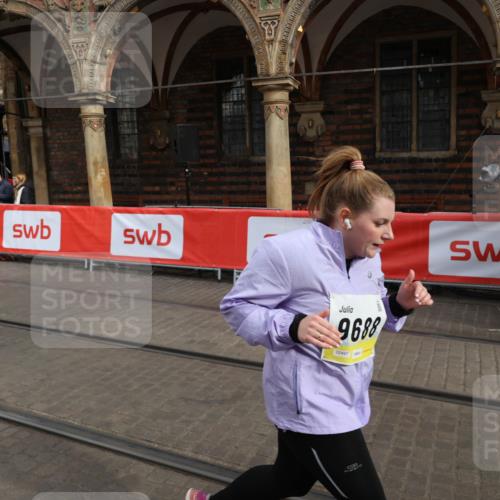 05.10.2025 - 20. swb-Marathon Bremen Yannick Fuchs http://msf.ph/oto/9260712 05.10.2025 11:20:25 Ziel 9323, 9688, 10613 meine-sportfotos.de