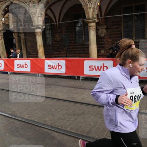 05.10.2025 - 20. swb-Marathon Bremen Yannick Fuchs http://msf.ph/oto/9260721 05.10.2025 11:20:25 Ziel 9323, 9688, 10613 meine-sportfotos.de