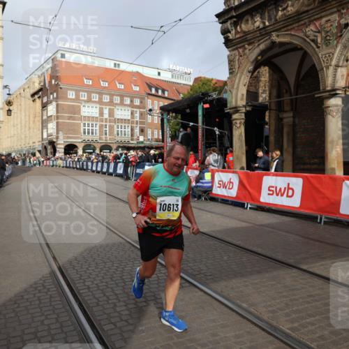 05.10.2025 - 20. swb-Marathon Bremen Yannick Fuchs http://msf.ph/oto/9260734 05.10.2025 11:20:26 Ziel 9323, 9688, 10613 meine-sportfotos.de