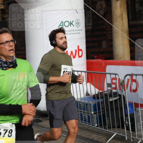 05.10.2025 - 20. swb-Marathon Bremen Yannick Fuchs http://msf.ph/oto/9260747 05.10.2025 10:48:42 Ziel 9385, 9406, 9437, 9478, 10177, 10303, 10685, 11005, 11096, 11357, 11505 meine-sportfotos.de