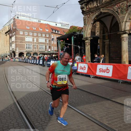 05.10.2025 - 20. swb-Marathon Bremen Yannick Fuchs http://msf.ph/oto/9260750 05.10.2025 11:20:26 Ziel 9323, 9688, 10613 meine-sportfotos.de