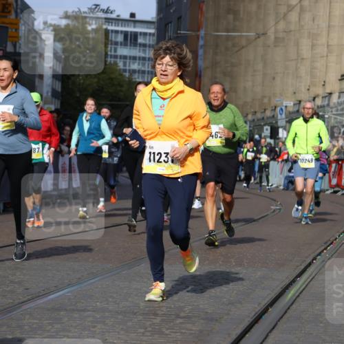 05.10.2025 - 20. swb-Marathon Bremen Strokosch-Dieckow http://msf.ph/oto/9260769 05.10.2025 11:06:07 Ziel 9387, 9438, 9786, 10081, 10100, 10101, 10192, 10249, 10462, 10623, 10848, 11231, 11296, 11433, 11525 meine-sportfotos.de
