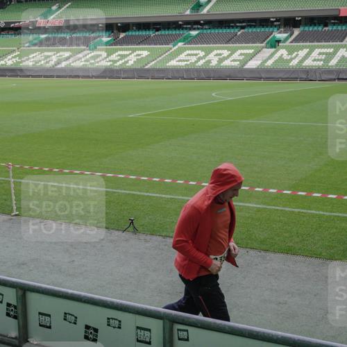 05.10.2025 - 20. swb-Marathon Bremen Michael Burmester http://msf.ph/oto/9260783 05.10.2025 10:53:13 Laufen im Stadion 9352, 9559, 10027, 10935, 11326, 10774 meine-sportfotos.de
